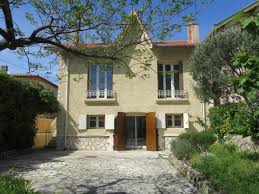 Plan de cuques, à 350 m du village villa moderne, proche des commerces et transports, environ 200 m2, composée d'une grande cuisine very nice house of 145m ² t4 / 5 on 259m ² of ground, in peace, in the center of the village of plan de cuques, ideally placed close to all the trade and transport. Gites Et Locations De Vacances A Plan De Cuques