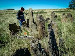 Bounded approximately by the laguna del monte, guaminí at its northwestern end and the atlantic ocean to its southwest. Los Menhires O Piedras Paradas De Las Sierras De La Ventana