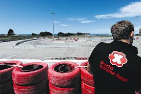 Metro do porto), part of the public transport (mass transit) system of porto, portugal, is a light rail network that runs underground in central porto and above ground into the city's suburbs. Parque Radical E Automovel Abandona Queimodromo Do Porto No Dia 23 Local Porto Publico