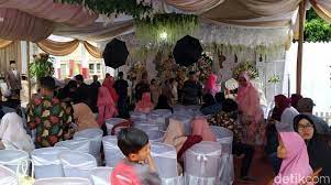 Foto yg lagi akad nikah di kampung | namun acara berlangsung lancar dan pengantin baru ini pun terlihat begitu bahagia. Mobil Rombongan Pengantin Ditabrak Truk Akad Nikah Tetap Digelar