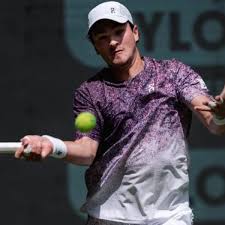 João Fonseca sofre na grama e se despede com derrota na estreia do ATP 500 de Halle