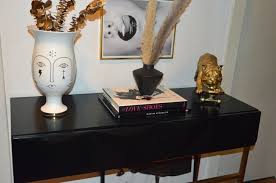The coffee table is the glue that brings the style and the social aspects of a living room or family room together. Coffee Table Book Dekorative Bucher Fur Die Wohnung Stern De