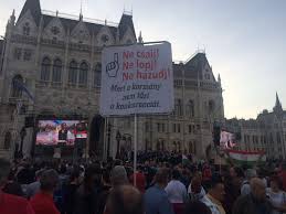 Tüntetés in bárczi, géza and lászló országh: Uj Kezdet Egy Tuntetes Margojara Fuhu