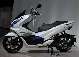 2018年にリニューアルされるホンダ pcxシリーズ エンジン搭載モデルだけではなく 電気でエンジンをアシストするマイルドハイブリッドな pcx hybrid がラインナップにinです 普通の同クラスのバイクよりは余裕あるとはいえ このサイズでハイブリッドを実現しちゃう