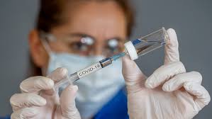 Zmiany w szczepieniach przeciwko koronawirusowi mają ruszyć już w drugim kwartale 2021 r zgodnie z zapowiadanymi zmianami już 12 kwietnia ruszą zapisy na szczepienia dla poszczególnych grup wiekowych, rozpoczynając od osób. Koronawirus Ruszyly Szczepienia Przeciw Covid 19 Dla Kolejnej Grupy Wiadomosci