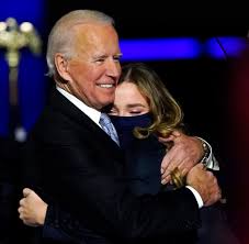 Der demokrat verwechselte seine enkelin joe biden introducing his granddaughter: Naomi Biden Alteste Enkeltochter Ist Stolz Auf Ihren Pop Welt