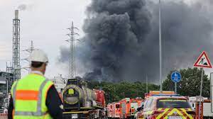 De explosie en daarmee vrijgekomen gevaarlijke stoffen zorgen echter ook voor 'groot gevaar' voor de omgeving van leverkusen. Vombchiek 6vgm