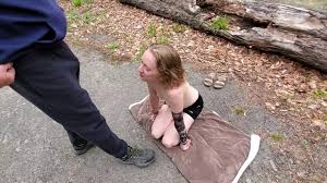Perfect Petite Slut Sarah Evans suce Lucky grand-père à nouveau et obtient  un soin du visage et une bouchée de sperme
