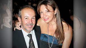 Όμως πριν γίνει κούστα, η σοφία γιαννικόπουλου, ένα κορίτσι εξωστρεφές με άλλες επτά αδελφές, ως γιαννίκου, πάλευε για να γίνει σταρ στην θρυλική εποχή της βιντεοκασέτας… Giannhs Sofia Koysta To Diazygio Twn 180 Ekatommyriwn The Paper