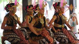 Dalam pentas tari saman, ada beberapa properti tari saman yang biasa dipakai saat tampil diatas bulung teleng atau tengkuluk merupakan hiasan kepala yang dikenakan melingkar di kepala para. Tari Golek Ayun Ayun Yogyakarta Ketika Gadis Remaja Suka Berdandan