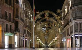 El toque de queda se refiere a la prohibición o restricción, establecida por instituciones gubernamentales, de circular libremente por las calles de una ciudad o permanecer en lugares públicos. Horario Toque De Queda Andalucia La Junta Mantiene El Toque De Queda De 23 00 A 6 00 Horas Diario Sur