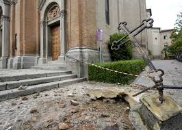 Crolla una casa del terremoto.fuga di gas e paura a canaletto finale.non ci sono stati feriti ma soltanto perché, in quel momento, nel cantiere di via per modena non c'erano muratori e artigiani al lavoro. Sisma Emilia 4 Giugno 2012 E Lutto Nazionale