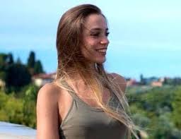 Luana d'orazio è rimasta impigliata in una macchina che ordina i fili. Xc1ks8l5xlylom