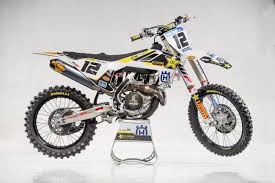 Nouveau permis moto marché moto 2020 bilan complet 2019 interviews constructeurs impact des gilets jaunes sur les magasins de motos dans ce clip datant de 2011 rocky robinson (devenu du coup champion du monde du record de vitesse 605 km/h.) conduit cet engin de 735 kilos. Test Factory On A Roule Avec Les Husqvarna Les Plus Rapides Du Monde Motocross Enduro Supermoto Motocrossmag