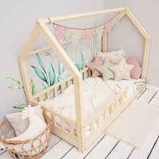 Haben sie sich auch schon immer gewünscht, normal schlafen zu gehen und als prinzessin oder prinz aufzuwachen? Hausbett Kinderbett Mit Rausfallschutz Naturholz Bell Nuo Skandi Hausbett