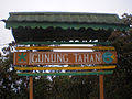 Daya tarikan yang anda boleh temui di kuala tahan (tempat utama taman negara di pahang) termasuk laluan kanopi, gua telinga, dan lata berkoh. Gunung Tahan Wikipedia Bahasa Melayu Ensiklopedia Bebas