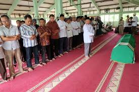 Doa yang pendek jika jenazah itu lelaki ialah doa ringkas bagi jenazah perempuan ialah: Tata Cara Sholat Jenazah Dalam Islam Al Azhar Memorial Garden