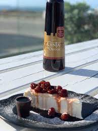 cheesecake gelado de ginja garrafa de vinho