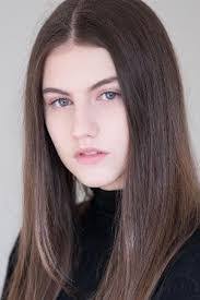 Stephanie Gil's Instagram, Twitter & Facebook