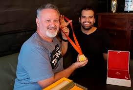 Uma história apagada em um dia. Tecnico De Natacao De Jaragua Do Sul E Presenteado Com Medalha Olimpica Agencia De Noticias Avante