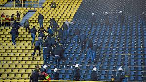 Les knappen ne peuvent vraisemblablement plus croire à une qualification pour la prochaine ligue bonjour à toutes et à tous et bienvenue sur notre site pour suivre en direct le match entre le borussia dortmund et schalke 04, disputé dans le cadre. Bvb Schalke 04 Frank Rosin Mit Fehltritt Schlagerei Im Stadion Fussball