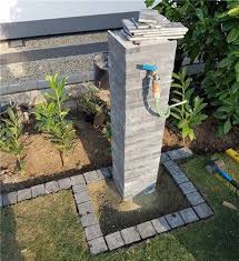 Schluss mit dem gießkannenschleppen und dem ziehen von meterlangen wasserschläuchen quer durch den garten. Eine Wasserzapfstelle Wassersaule Selber Bauen Heimwerkerkniffe De In 2020 Wasserzapfsaule Garten Wasserzapfstelle Wasserhahn Garten