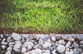 In manchen fällen ist es jedoch sinnvoll, die rasenkantensteine in beton zu verlegen, beispielsweise wenn sie starker belastung ausgesetzt werden. Rasenkante Setzen Eine Anleitung Toom Baumarkt