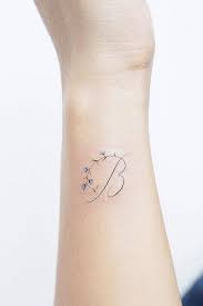 Minimalist ink is a modern and stylish take on the wrist, like a small shape, simple word, or understated rendition of an animal that's usually more complex.fortunately, a more simplistic design hurts less in this sensitive area. 39 Delicate Wrist Tattoos For Your Upcoming Ink Session Side Wrist Tattoos Wrist Tattoos For Women Unique Wrist Tattoos