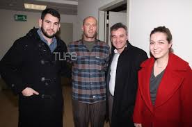 Η εισαγγελία αποφασίζει για την τύχη του. O Gios Toy Petroy Filippidh Synodeyse Th Mama Toy Sto 8eatro Fwtografies