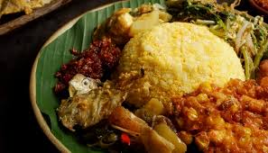 Sego Jagung tradisional disajikan dengan lauk sederhana seperti ikan asin, urap-urap, dan sambal terasi