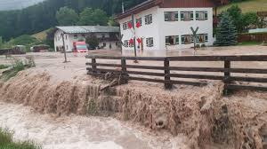 In berchtesgaden rutscht ein hang gegen ein wohnhaus, verletzt wird niemand. Ssodac6grkul7m