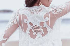 Los vestidos de novia con tul y encaje hacen que los diseñadores se inspiren para crear diseños que van desde los más relajados y algo informales hasta el encaje y la pedrería son piezas poder en los diseños de vestidos. El Abrigo De Novia De Encaje De Miguel Crespi Las Bodas De Tatin