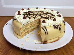 Torten macht man nicht einfach mal zwischen durch. Video Und Rezept Marzipantorte Mit Mandelbiskuit Und Club Of Cooks Recipe Peanut Butter Recipes Dessert Recipes Marzipan Cake