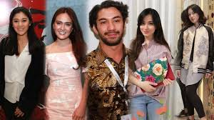 Isyana sarasvati (born bandung, may 2, 1993) is an indonesian singer and songwriter. 5 Selebriti Yang Hidup Rukun Dengan Orang Tua Meski Beda Agama Kumparan Com