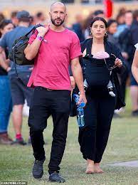 Heartthrob sam gives short reviews of each song on jessie ware's latest album, glasshouse (2017). Jessie Ware And Husband Sam Burrows Take Their Newborn Baby Son To His First Music Festival Daily Mail Online