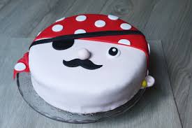 Voici La Recette Du Gateau Damier Chocolat Vanille Recouvert De Pate A Sucre Sur Le Theme Pirate Pou Gateau Damier Recette Gateau Anniversaire Enfant Gateau