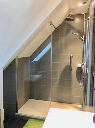 Découvrez des photos de salles de bains venues à bout des petits espaces.voici tout ce qu'il faut savoir pour optimiser votre salle de bains. Renovation D Une Petite Salle De Bains Sous Pente Queven