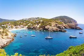A mature, divorced podiatrist, his younger girlfriend, and her teenage children travel to ibiza and experience a crazy holiday. About Ibiza Mana De Ibiza