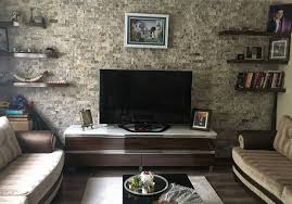 Duvarlar mobilyaya ne kadar uyumlu olursa görsel kalite o kadar zenginleşmekte. Tv Unitesi Arkasinda Kullanabileceginiz Duvar Dekor Urunleri