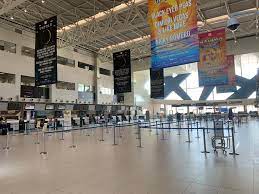 Fara sa lasati garantie, fara taxe ascunse! Imagini Postapocaliptice Din Incinta Aeroportului Otopeni CÄlÄtorii Pot Fi NumÄraÈi Pe Degete Foto