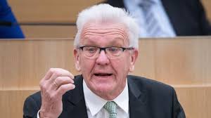 Strahlende sieger waren die grünen und ihr spitzenkandidat winfried kretschmann: Winfried Kretschmann Zieht Sich Zuruck Ehefrau An Brustkrebs Erkrankt Ministerprasident Will Fur Seine Frau Da Sein News De