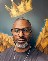 👑 It's Official. 👊🏿 #welcometotheatl #freshcut #idealbarber #crown #wing  #king #wall #HeyGlasses 😂😂😂 #explore #atl #chicago #newchapter
