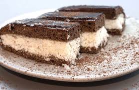 Ovviamente non parlo della bevanda vegetale a base di cocco, ma di quello cremoso che normalmente trovate in lattina. Torta Bounty Con Ripieno Di Cocco E Glassa Al Cioccolato Fredda
