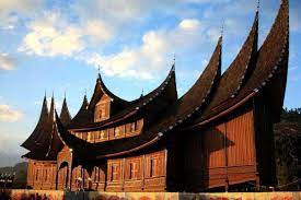 Rumah ini memiliki beragam keunikan yang bisa kamu temui sementara itu, dinding rumah ini dibuat secara tradisional dari potongan anyaman bambu. Rumah Gadang Rumah Tradisional Minangkabau Arsitag
