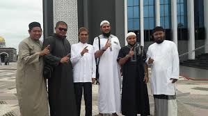 Sep 10, 2019 · nama ustadz abdul somad mulai banyak dikenal oleh banyak orang saat beliau aktif dalam memberikan ceramah agama melalui saluran youtube. Mengenal Dakwah Digital Ustadz Abdul Somad Pekanbaru