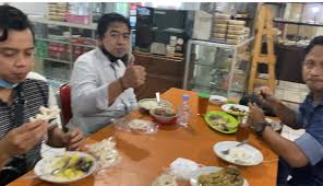 Tempat makan ini menyediakan menu makanan tradisional dimana menu ikan menjadi menu andalannya. Ahmad Mukid Sh Hobby Makan Sop Buntut Di Warung Expose Indonesia