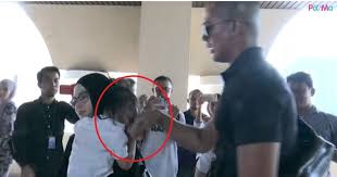 Aliff aziz dan isteri, bella astillah pada sidang media di roof garden hotel, bukit jelutong, shah alam, selangor. Ayden Sempat Bersalam Beri Lambaian Sayu Buat Aliff Bella Astillah Dan Aliff Aziz Sah Bercerai Pa Ma