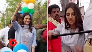 She took oath in bengali. Tmc Mp Nusrat Jahan Gets Angry At Cadres During Rally Video Goes Viral