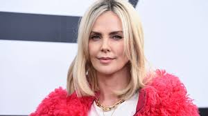 El cambio de look más radical y extremo de Charlize Theron.