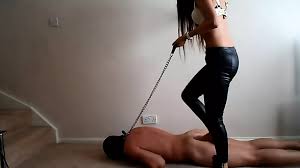 La padrona e lo schiavo al guinzaglio sono stati calpestati